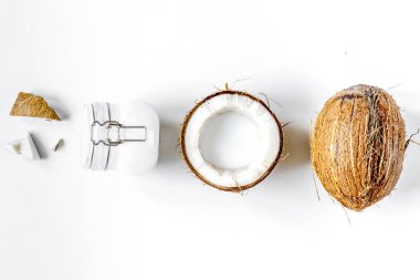 Beyaz arka plan görünümlü hindistan cevizi içeren organik kozmetikler