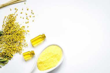 Yağlı ve tuzlu beyaz arka plan görünümlü kozmetik set