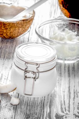 Ahşap zemin üzerinde hindistan cevizi olan organik kozmetik ürünler. Yakın plan.