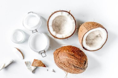 Beyaz arka plan görünümlü hindistan cevizi içeren organik kozmetikler