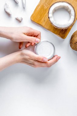 Beyaz arka plan görünümlü hindistan cevizi içeren organik kozmetik ürünler