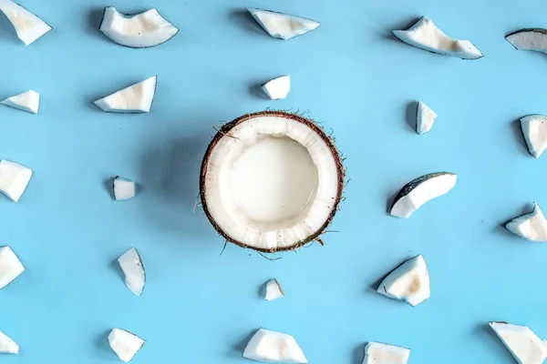 Konzept Bio-Kosmetik mit Kokosnuss auf blauem Hintergrund von oben — Stockfoto