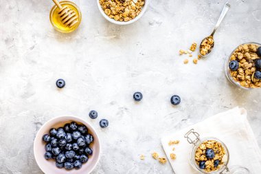 Arka planda bal ve böğürtlenli yulaf ezmesi.