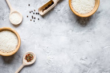 taş zemin üzerinde paella için pirinç Üst görünüm maketi