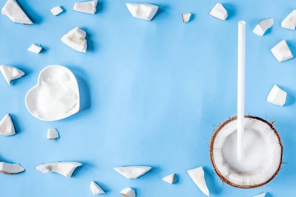 Concepto cosmética orgánica con coco sobre fondo azul vista superior — Foto de Stock