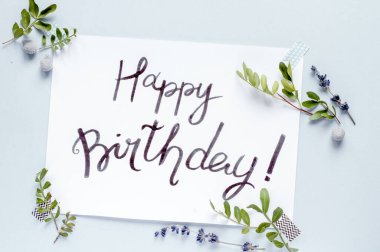 Kaligrafi çiçek desenli üst görünüm - Mutlu yıllar