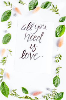 Kaligrafi çiçekli desen. Tek ihtiyacın olan şey aşk.