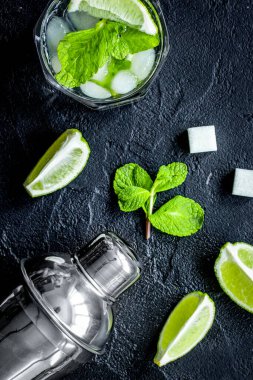 koyu arkaplan görünümünde mojito yapmak