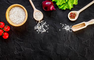 Koyu arkaplan görünümünde paella için malzemeler