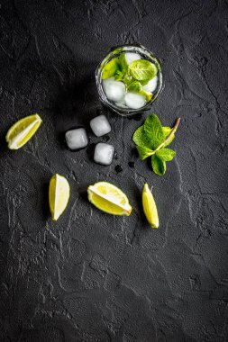 koyu arkaplan görünümünde mojito yapmak