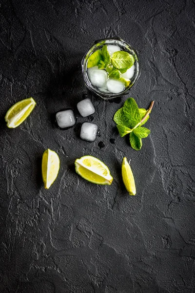 koyu arkaplan görünümünde mojito yapmak