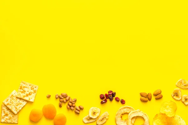 Mix van noten en gedroogde vruchten bovenaanzicht met kopieerruimte — Stockfoto