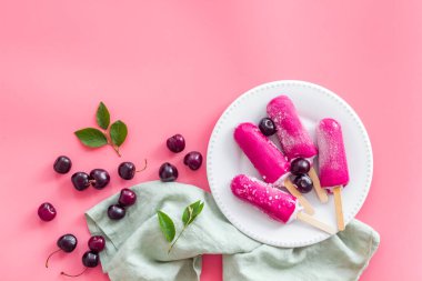 Taze vişneli dondurma. Buzlu şeker genel görünüm