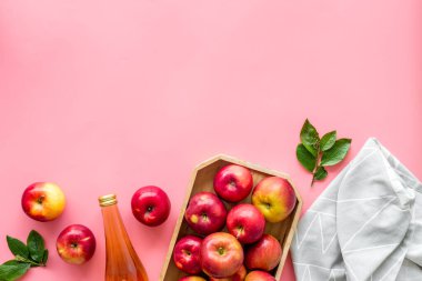 Şişe içinde elma sirkesi ve meyve manzarası.