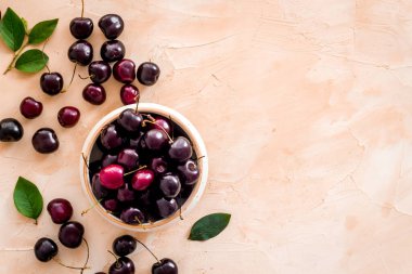 Yapraklı tatlı kırmızı kirazlar, düz yatış, üst manzara