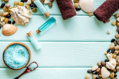 Deniz tuzu, taş ve aroma yağı seti. Üst görünüm