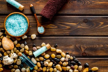 Spa seti mavi deniz tuzu, kozmetik kil ve aroma yağı. Üst görünüm