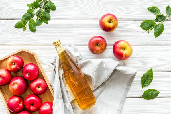 Vista superior de la sidra de manzana o vinagre - botella con frutas maduras y hojas — Foto de Stock