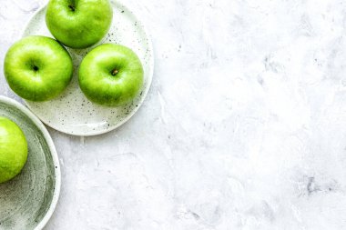 Metin için olgun yeşil elma taşı tablo üst görünüm alanı