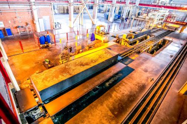 Fabrikada havalandırmalı beton bloklar üretiliyor.