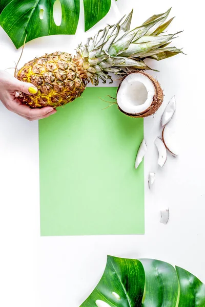 Postre de verano con piñas y coco sobre fondo blanco vista superior maqueta — Foto de Stock