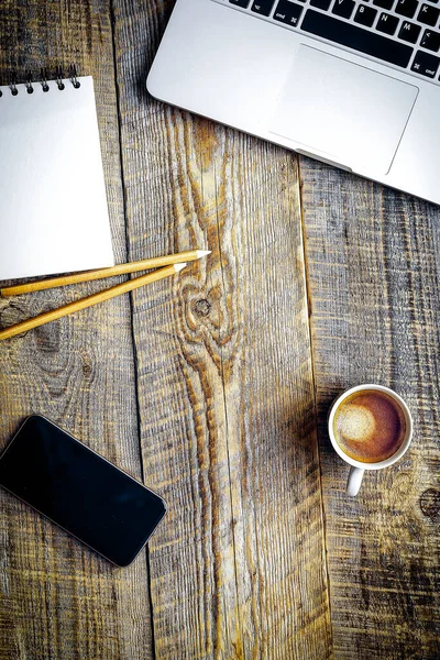 Lugar de trabajo con cuaderno sobre mesa de madera — Foto de Stock