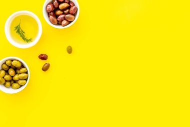 Fotokopi alanının üstündeki yağların yanındaki kasede zeytinyağı var.