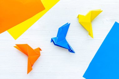 Farklı tonlarda kağıt kuşlar. Origami konsepti. Üst görünüm