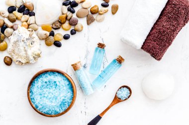 Kozmetik ürünlerinden oluşan spa seti. Aroma yağı ve mavi tuz. Görünümün üstünde