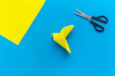 Origami güvercini. Dünya Barış Günü, bakım konsepti. Üst görünüm
