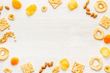 Kurumuş meyve ve diğer atıştırmalıkların olduğu bir çerçeve.