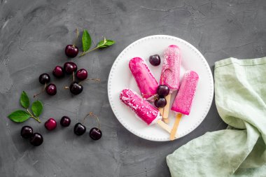Taze vişneli dondurma. Buzlu şeker genel görünüm
