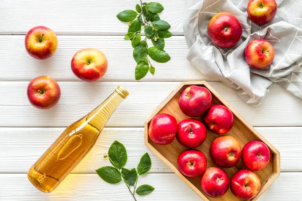 Vista superior de la sidra de manzana o vinagre - botella con frutas maduras y hojas — Foto de Stock