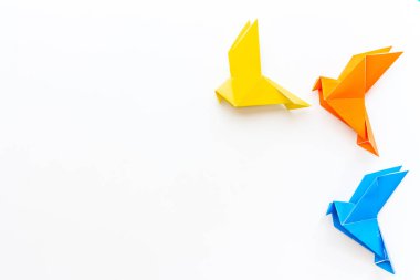Origami konsepti. Kağıt kuşlar üst görünüm, boşluk kopyala