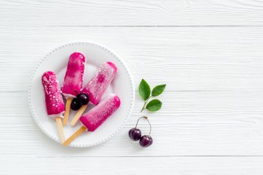 Vişneli dondurma, üst görünüm, kopyalama alanı