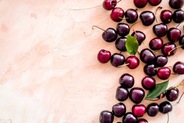 Kırmızı vişne deseni ya da duvar kağıdı. Düz böğürtlen yatağı, üst manzara