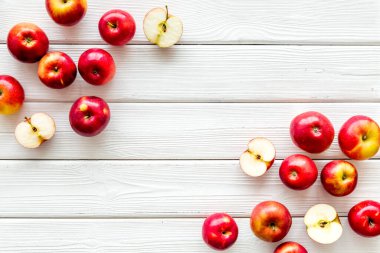 Kırmızı elma kümesi - üst görünüm, metin için boşluk