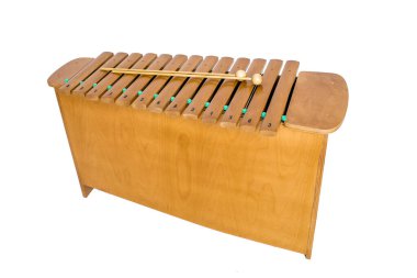 Ksilofon ve beyaz arka planda iki tokmak.