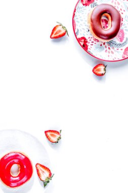 Beyaz masa arkaplan görünümlü tatlı renkli çörekler.