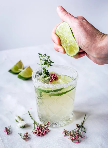 Bebida caseira fresca com flores e limão no fundo da cozinha — Fotografia de Stock