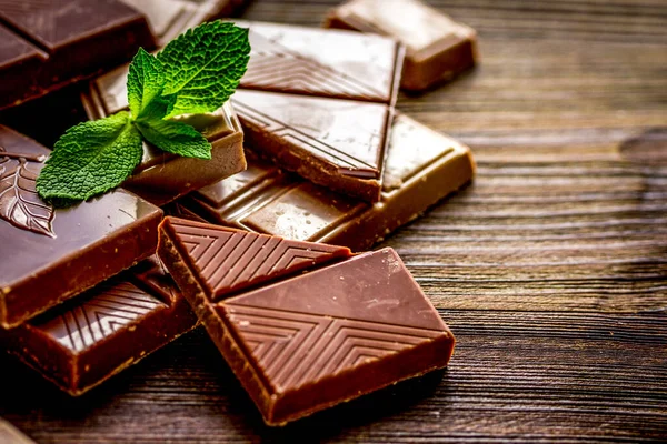 Disegno cioccolato nero con menta su sfondo di legno — Foto Stock