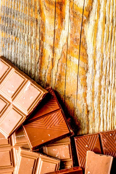 Nasekané kousky čokolády pro dezert dřevěný stůl pozadí horní pohled prostor pro text — Stock fotografie