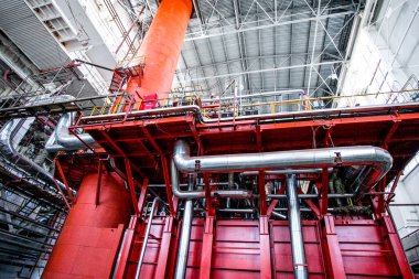 Termik santraldeki büyük endüstriyel borular.