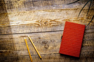 Ahşap masada rahat bir çalışma yeri.