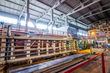 Fabrika üretim tesislerinde havalandırmalı beton blokların üretimi