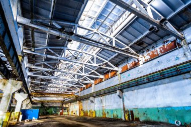 Eski terk edilmiş fabrikada geniş bir koridor.