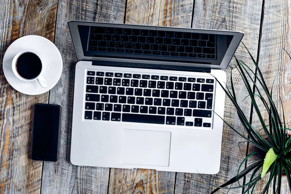 Lugar de trabajo con cuaderno sobre mesa de madera — Foto de Stock