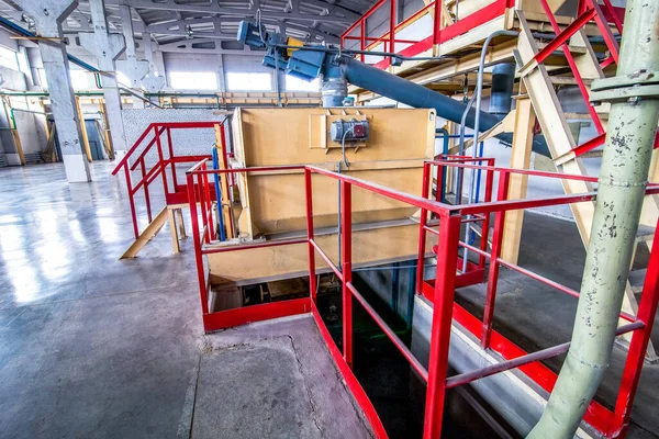 Производственные мощности с резервуаром на заводе производственных блоков — стоковое фото