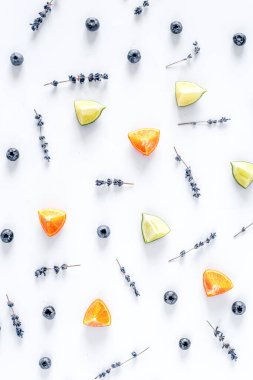 yaban mersini, turunçgiller, lavanta çiçekleri beyaz arka plan deseninde dizayn edilmiş.