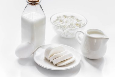 Protein ürünleri için süt ürünleri beyaz masa arkasında